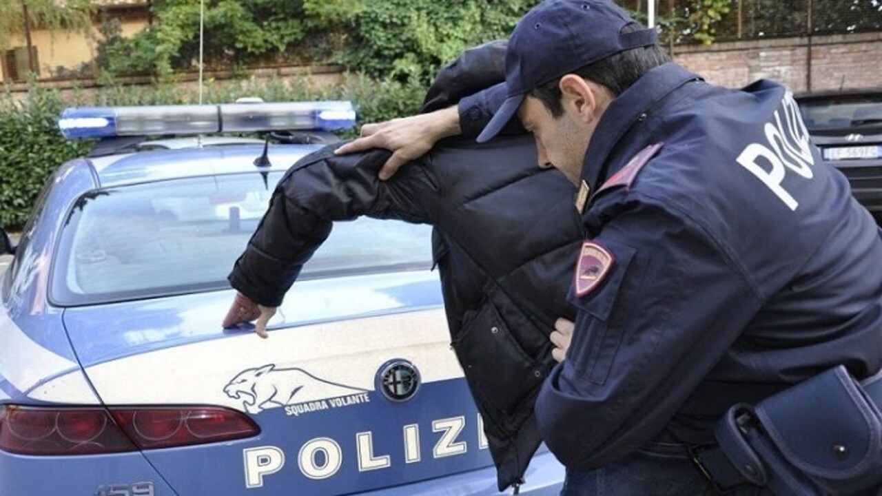 poliziotto arresta giovane