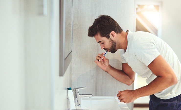 uomo che lava i denti