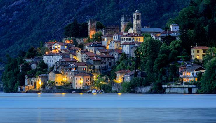 Borgo sul lago di Como