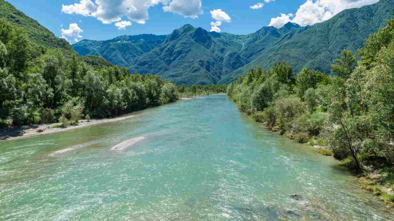 Lago con paesaggio incantevole