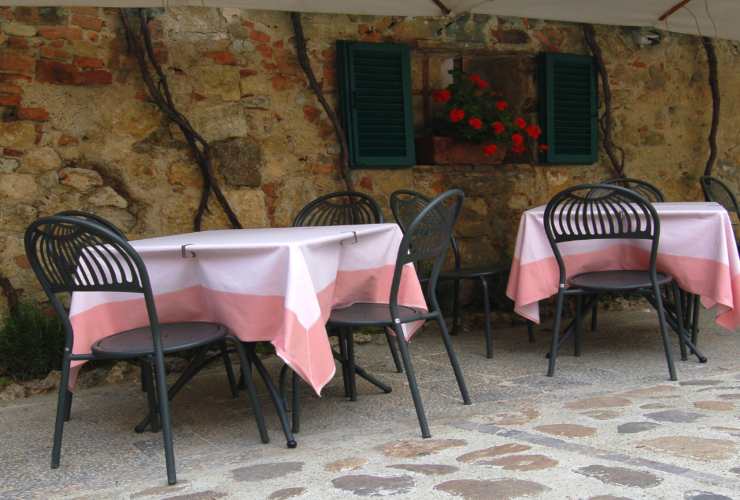 Tavoli esterni trattoria